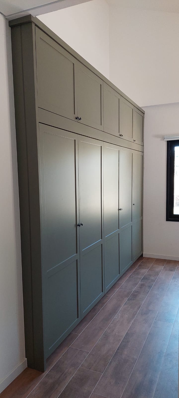 Armário de parede inteira verde-oliva estilo shaker com puxadores pretos
