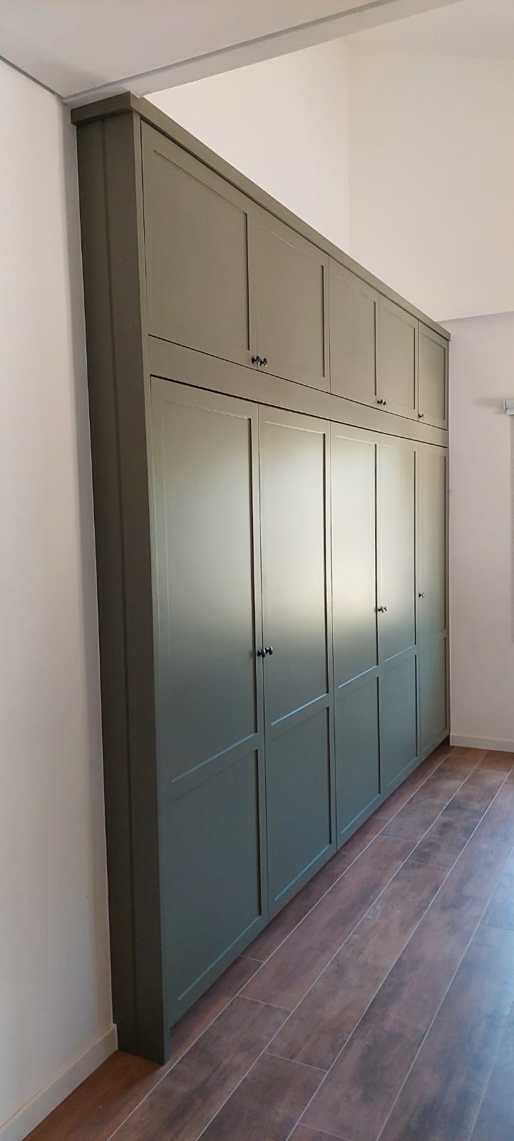 Armário verde oliva estilo shaker do piso ao teto com maleiros