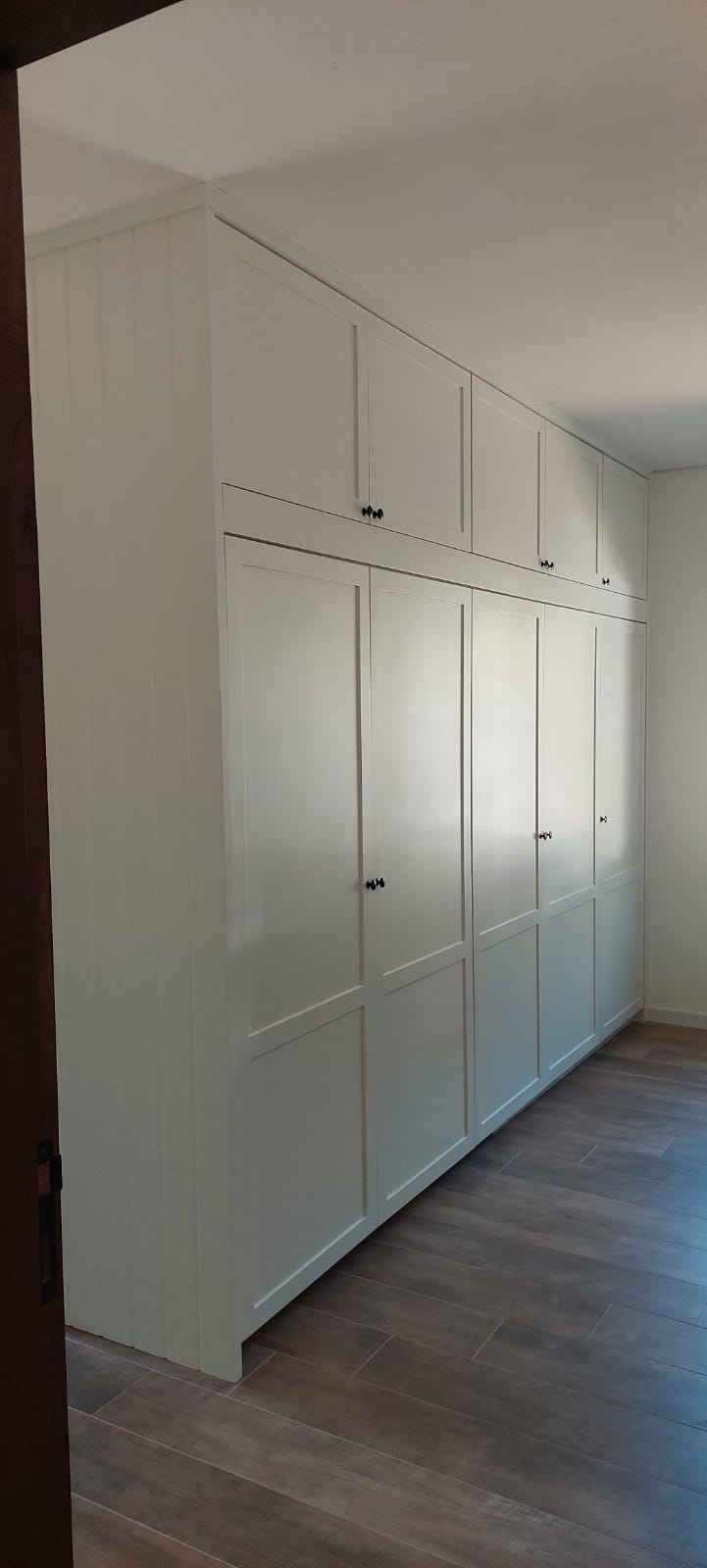 Armário shaker branco de parede inteira; mesmo projeto que 060