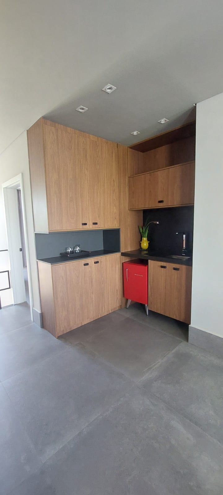 Copa café em madeira com bancada preta e frigobar retrô vermelho