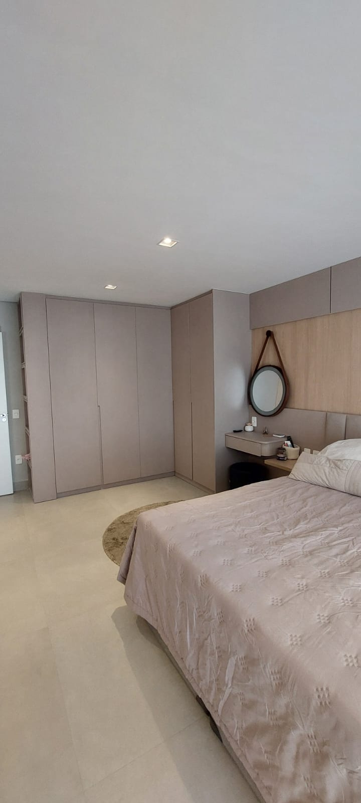 Quarto casal com armários fendi e penteadeira com espelho